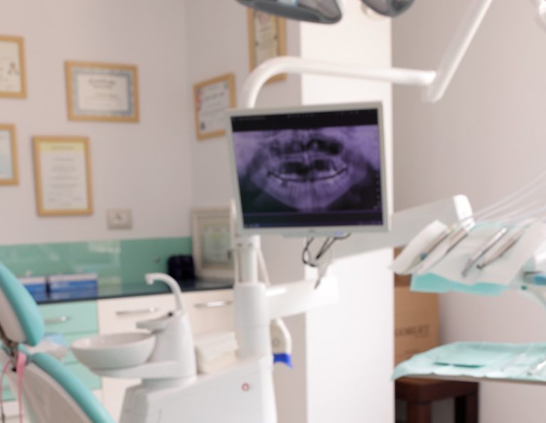 Materiale Sintetico Usato per le Protesi Dentali